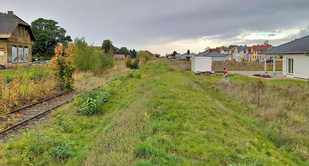 Die Reste des ehemaligen Zörbiger Bahnhofs mit den Gleisen der „Saftbahn“ in Richtung Stumsdorf: Das Gelände der früheren Kleinbahn genau gegenüber wurde für den Bau neuer Häuser erschlossen. Die Arbeiten dort gehen voran, die ersten Eigenheime sollen schon bald bezugsfertig sein.