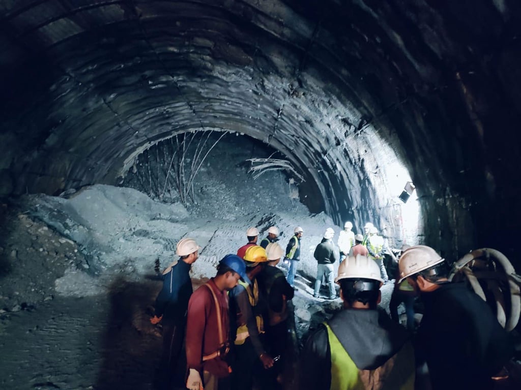 Rettungskräfte in dem eingestürzten Straßentunnel im nordindischen Uttarakhand, in dem etwa 40 Arbeiter verschüttet wurden.