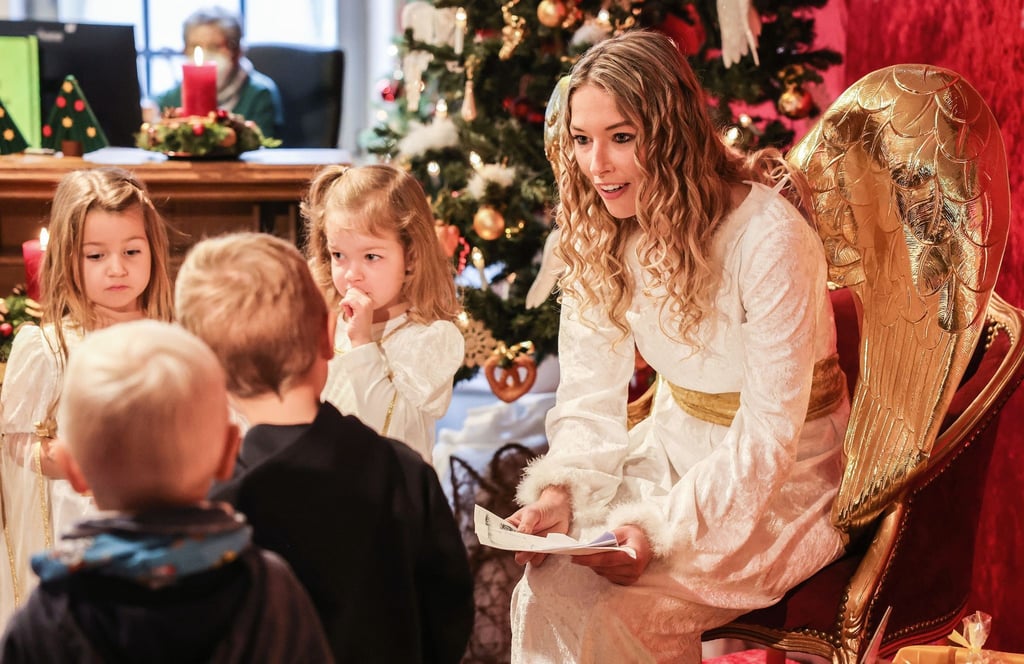 Das Christkind nimmt in der Christkindpostfiliale in Engleskirchen Wunschzettel von Kindern entgegen.
