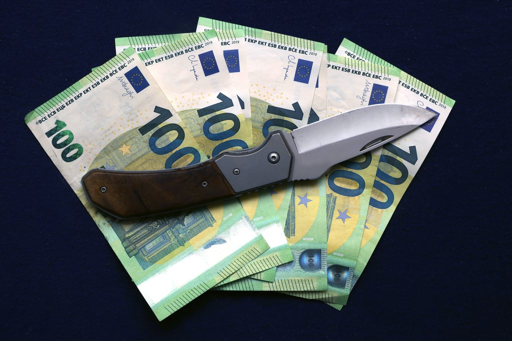 Eine Frau aus Schönebeck wurde in ihrem eigenen Haus beklaut. Die Polizei bittet Zeugen um Hinweise.