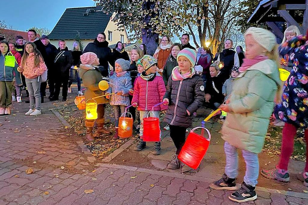 In Tarthun hatte die Lebenshilfe-Kindertagesstätte „Storchennest" am späten Freitagnachmittag die Kinder und deren Eltern zu einem Umzug mit dem Spielmannszug durch das Dorf eingeladen.