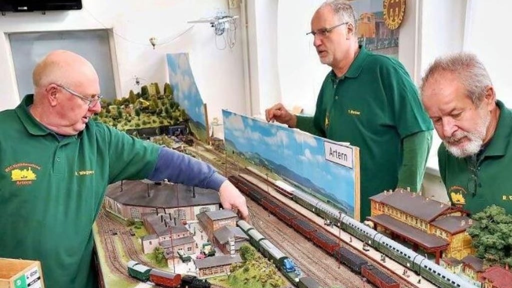 Mitglieder des Modelleisenbahnclubs Kyffhäuserland überwachen die Eisenbahnmodelle.