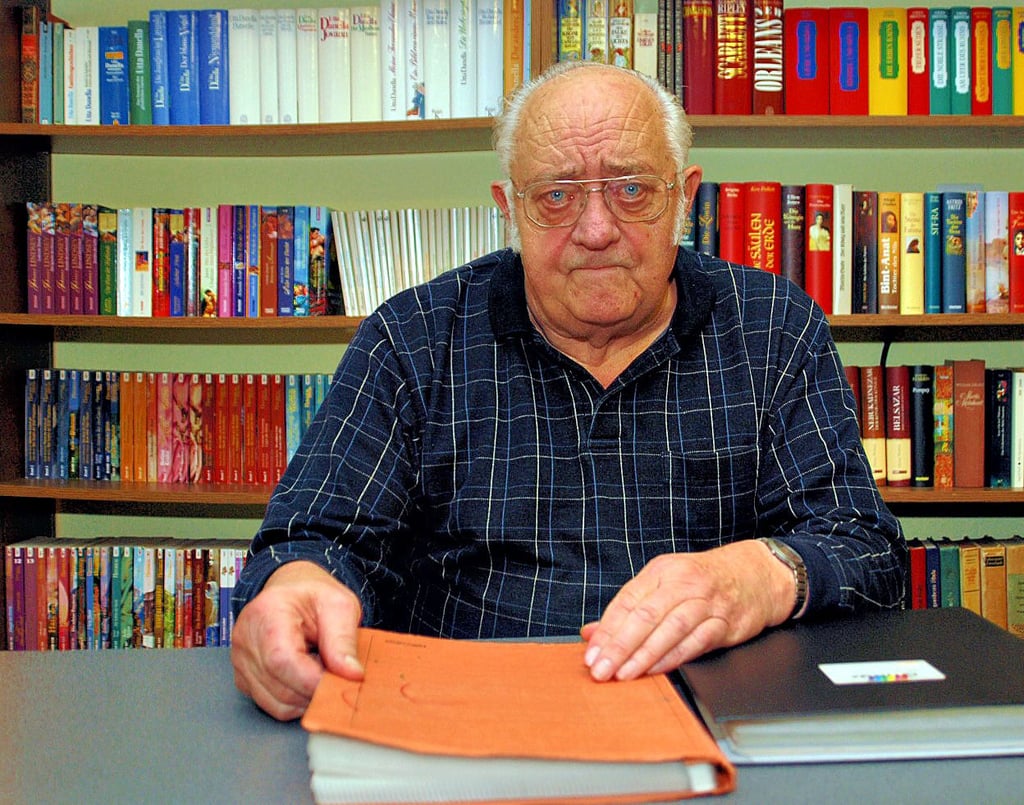 Walter Schüler 2009 in der Dorfbibliothek. Wer kann sich bei Betrachtung dieses Gesichtsausdrucks vorstellen, was für ein humorvoller Mensch er war?!