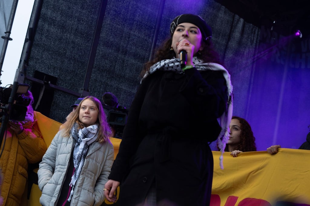 Die schwedische Klimaaktivistin Greta Thunberg (l) steht neben der Palästina-Aktivistin Sara Rachdan auf der Bühne einer Kundgebung in Amsterdam.
