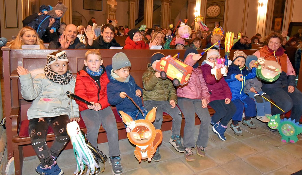 Vor dem traditionellen Martinsumzug in Egeln gab es in der evangelischen Stadtkirche St. Christophorus eine Andacht mit Pfarrer Wolfgang Löbe, an der viele Eltern mit ihren Kindern teilgenommen hatten.
