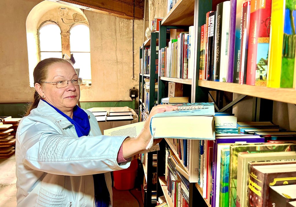 Rita Swillus füllt die Bücherregale in der Alslebener Stadtkirche immer wieder mit neuem Lesestoff.