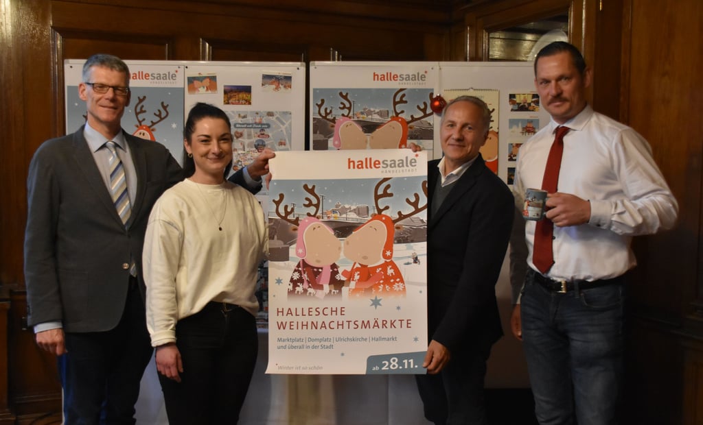 Es weihnachtet schon: Bürgermeister Egbert Geier (v.l.), Caroline Krüger vom "Bewaffel Dich"-Team, Stadtmarketing-Chef Mark Lange und Tobias Teschner, Fachbereichsleiter Sicherheit der Stadt, präsentieren das Programm für den diesjährigen Weihnachtsmarkt.