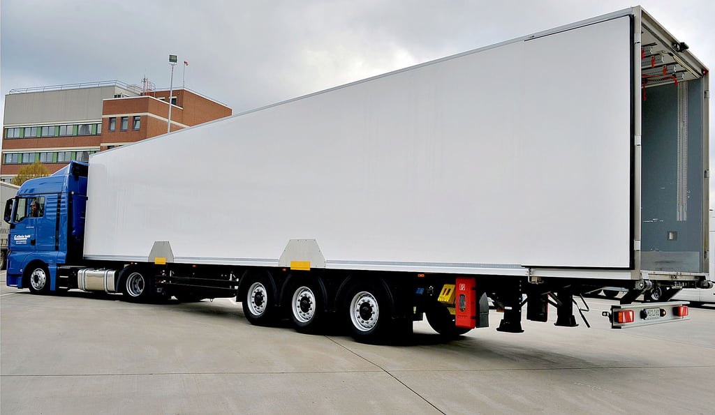 Lang, länger, Lang-Lkw: Solche Fahrzeuge könnten künftig auch durch den Burgenlandkreis rollen.