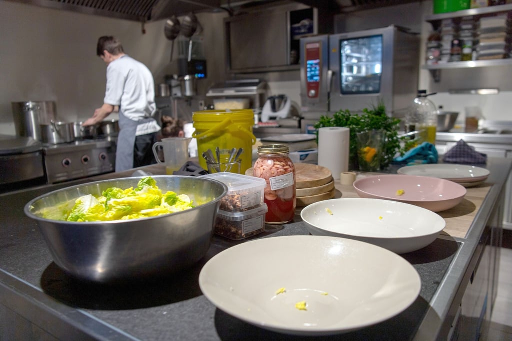 „Es ist ein fatales Signal, dass im Lebensmittelhandwerk oft mehr als 40 Prozent der Jugendlichen ihre Ausbildung abbrechen, in den Gastro-Küchen sogar jeder Zweite“, warnt der NGG-Vorsitzende.