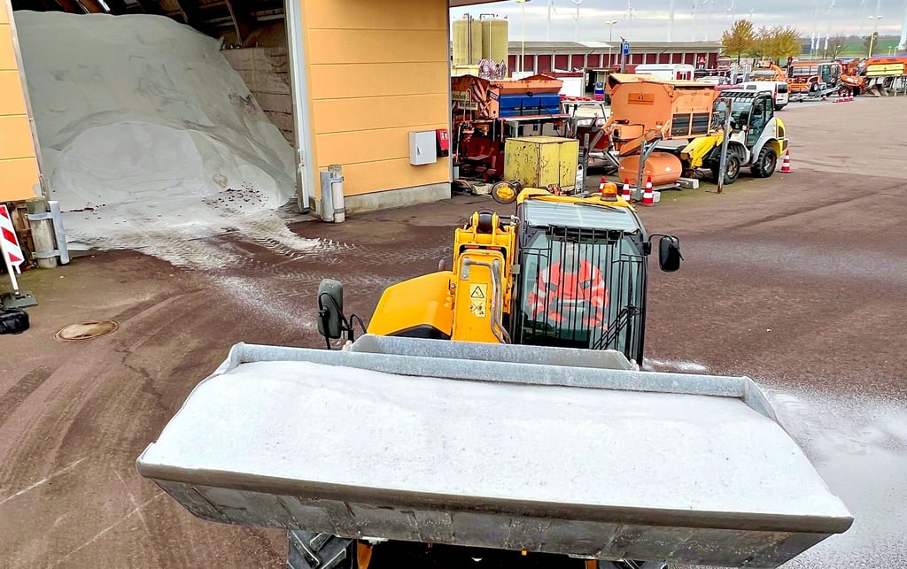 Die Autobahnmeisterei in Plötzkau hat auf Winterbetrieb umgestellt. Das Salzlager ist prall gefüllt und reicht bis unter die Decke.