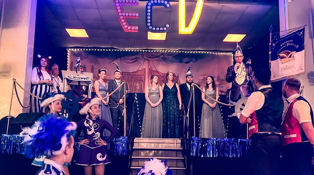 Der Elsteraner Carneval Verein stellt den Besuchern der Großveranstaltung ihr neues Prinzenpaar Nadine I. und Sebastian I. (Mitte) vor.