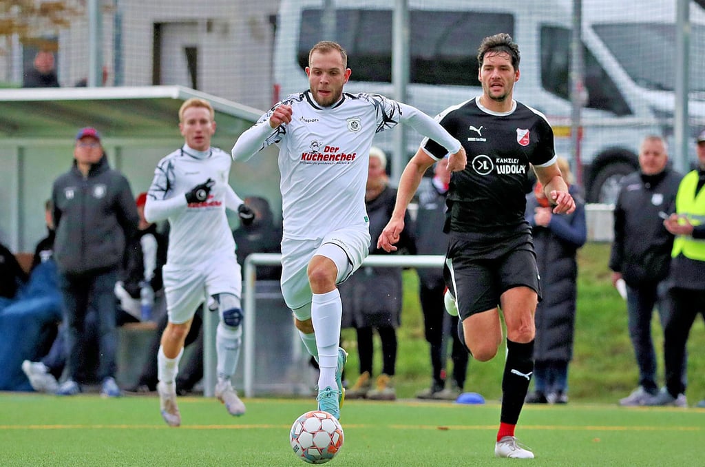 Ein Tor erzielt, eine Großchance vergeben: Damian Leuschner (am Ball/gegen Arnold Schunke) verpasste bereits mit einem emtionslosen Auftritt in der ersten Halbzeit die Chance auf ein besseres Ergebnis.