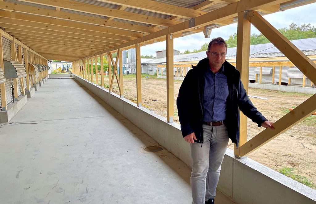 Stephan Gramzow vom Geflügelhof Möckern in einem der am Stall angrenzenden Kaltscharrräume. Links die Verbindungsklappen.