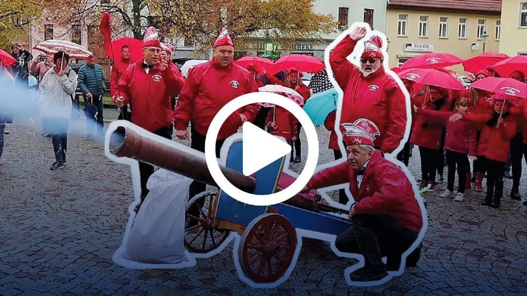 Konfetti-Attacke auf das Rathaus in Hettstedt. Das hat bei den Neudorfer Narren Tradition. Kurz darauf übergab Bürgermeister Dirk Fuhlert den Schlüssel der Stadt an die Karnevalisten.