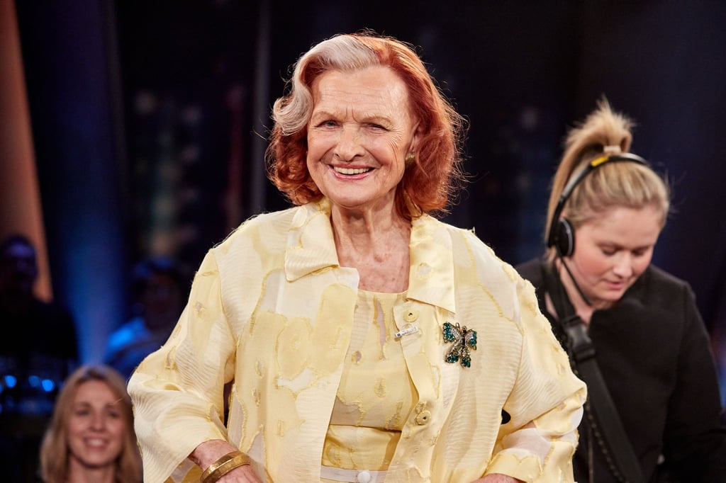 Brigitte Antonius, Schauspielerin, steht vor der Aufzeichnung der „NDR Talk Show“ auf der Bühne.