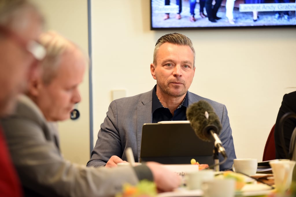 Landrat Andy Grabner muss weiter in die Tasche greifen.