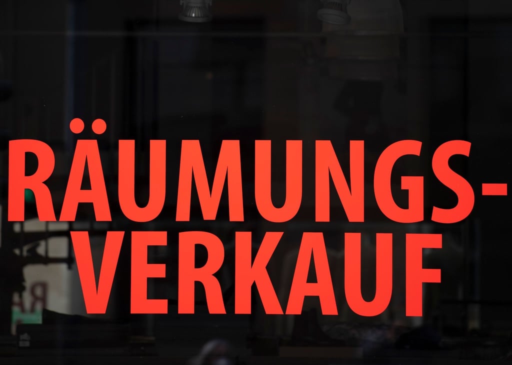 Die Aufschrift „Räumungsverkauf“ steht an einer Schaufensterscheibe.