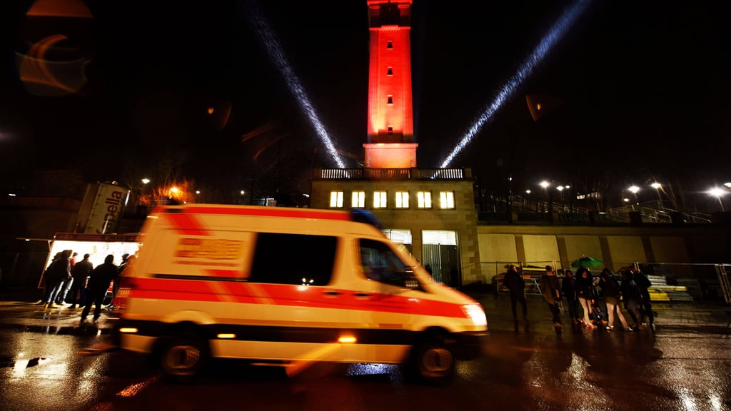 Ein Krankenwagen an der Red-Bull-Arena.