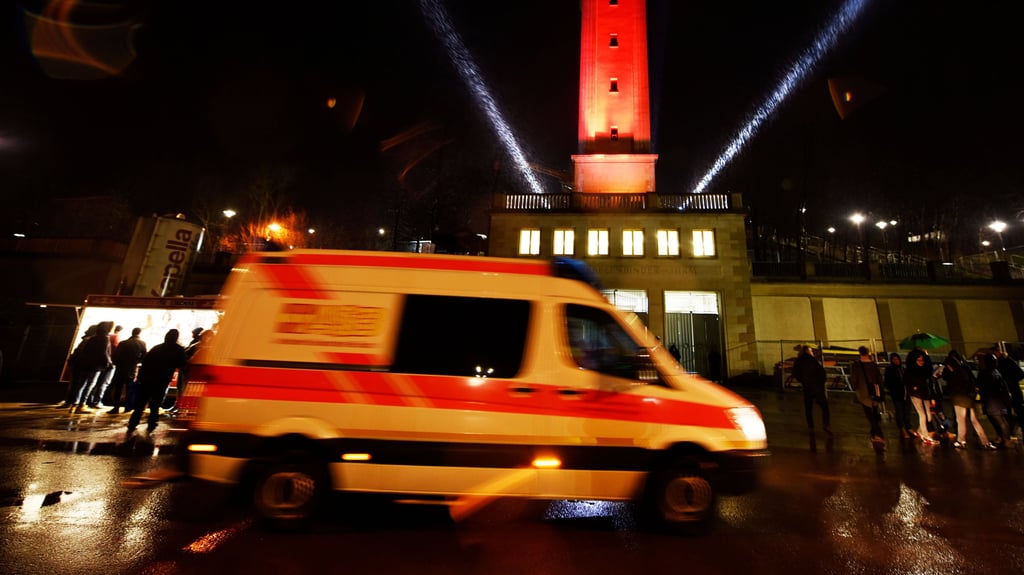 Ein Krankenwagen an der Red-Bull-Arena.