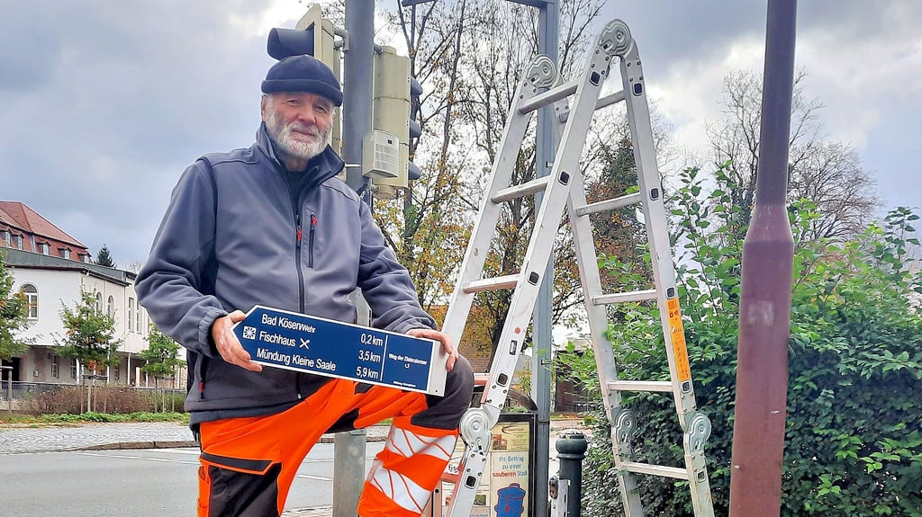 Albrecht Schirmer bringt neue Wegweiser für den Zisterzienserweg an.