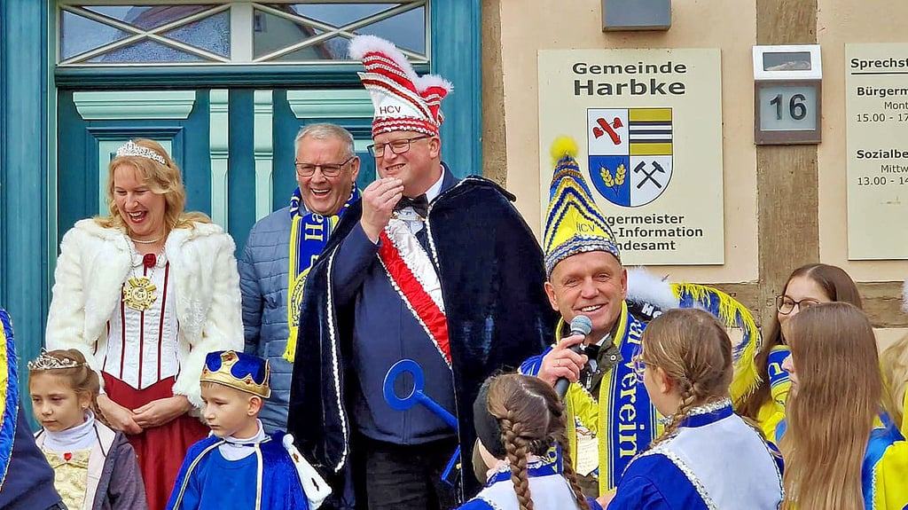 Blau-Gelbe Machtübernahme vor der Harbker Rathaustür: die HCV-Tollitäten mit Bürgermeister Werner Müller.