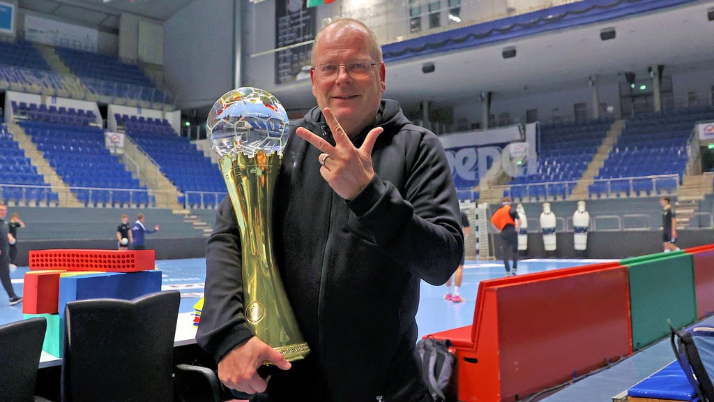 SCM-Geschäftsführer Marc-Henrik Schmedt zeigt die Drei für den dritten Klub-WM-Titel in Serie an.