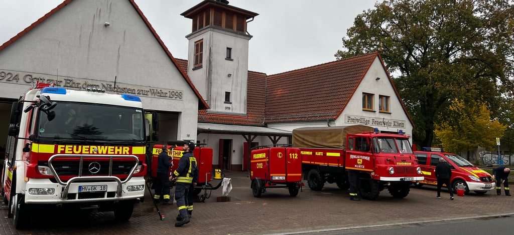 Das Gerätehaus in Klietz - hier bei der Winterfestmachung - soll in den nächsten Jahren mit Hilfe von Fördergeld umfassend umgebaut werden.