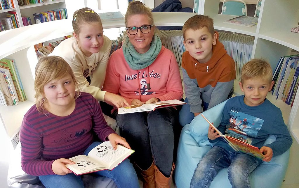 Lara, Betty, die pädagogische Mitarbeiterin Nicole Künzer, Neo und Milan lesen jeden Tag an der Grundschule in Seehausen.