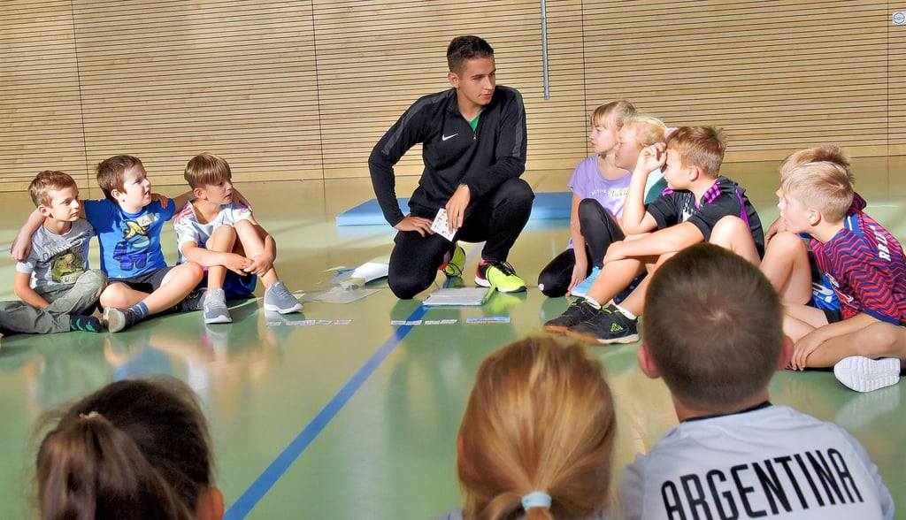 Maximilian Hecker, hier mit Schülern der 2. Klasse, ist der neue Sportlehrer an der Grundschule Röblingen.