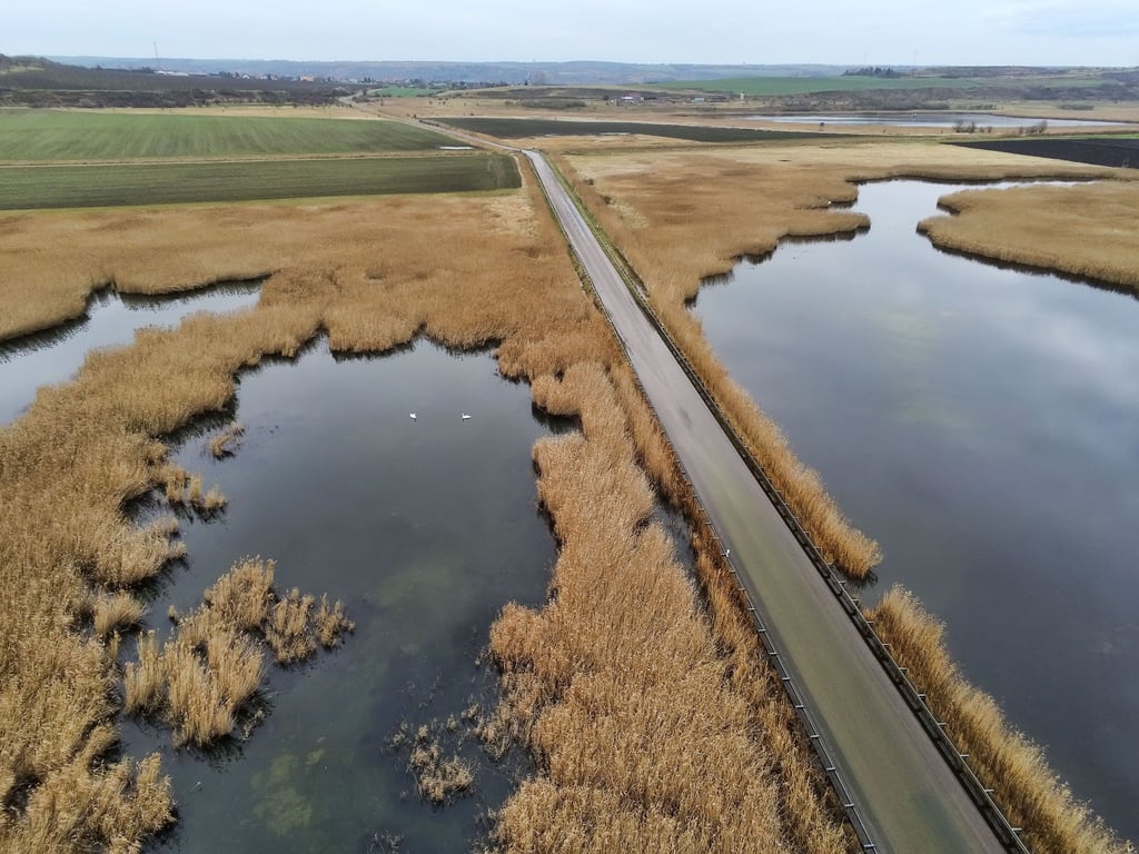 Symbolfoto - Blick auf die "Großer Seestraße" zwischen Aseleben und Röblingen