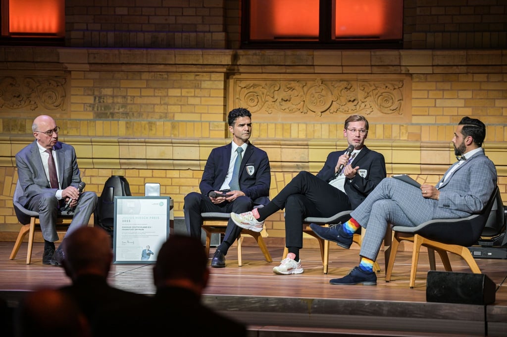 Andreas Hirsch (l-r), Makkabi-Präsident Alon Meyer, Luis Engelhardt, Projektleiter „Zusammen1“ und Moderator Borhani.
