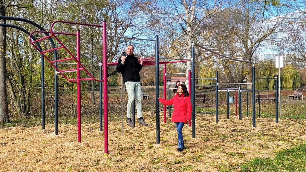Stendals OB Bastian Sieler und Silke Pidun, Abteilungsleiterin für technische Dienste, weihen die neue Sportanlage am Stadtsee ein.