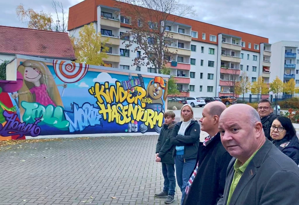 Viertklässler Karl (von links) und Hort-Leiterin Kristin Farkas erklärten den Mitgliedern des Bernburger Jugend- und Sozialausschusses, hier mit Paul Koller, Mike Franzelius, Karsten Noack und Andrea Heweker, den Werdegang der Graffiti am Schulhof-Eingang der Diesterweg-Grundschule.