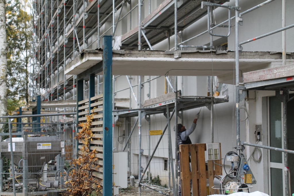 In der Dresdner Straße auf der Silberhöhe saniert die Wohnungsgenossenschaft Frohe Zukunft derzeit einen kompletten Wohnblock. Über Wandurchbrüche und Flächenvergrößerungen soll Wohnraum aufgewertet werden.