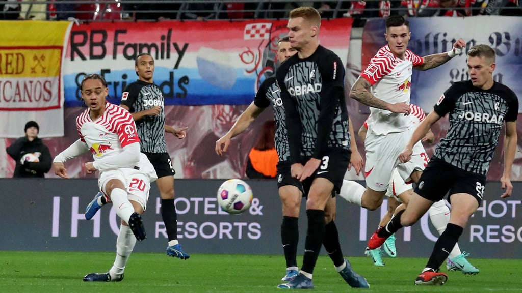 Eleganz pur: Xavi Simons trifft gegen Freiburg.