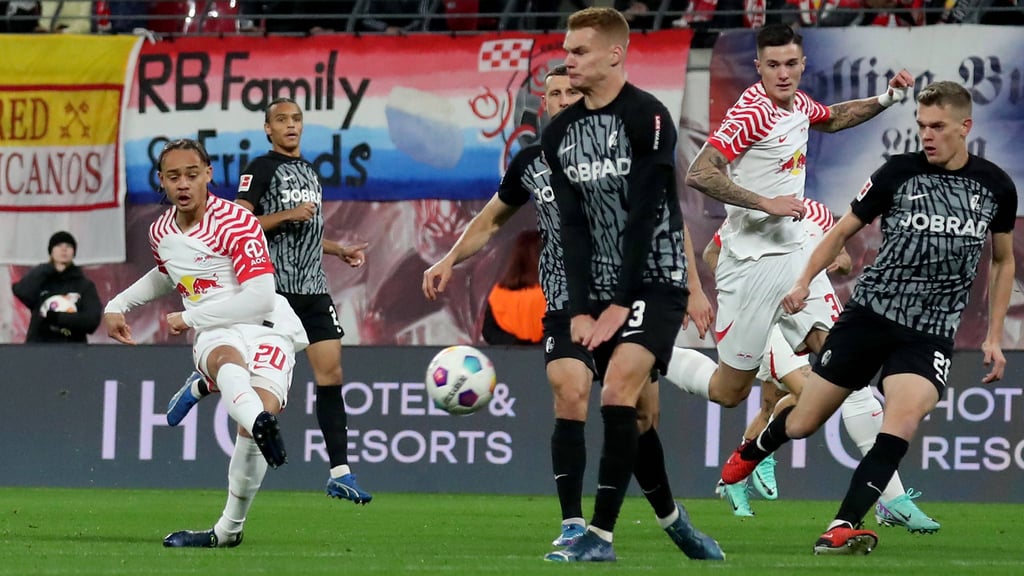 Eleganz pur: Xavi Simons trifft gegen Freiburg.