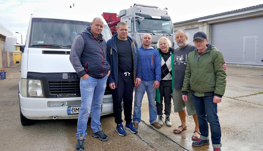 Mitglieder des Vereins „Sumy Hilfe“ und die ukrainischen Fahrer kurz vor der Abfahrt in Elster. Hier auf dem Foto zu sehen sind: Mykola Tsehelnyk (v.l.) Sergeii Stramko, Aleksii Tsehelnyk, Sabine Hoffmann, Detlef Mayer und Bernd Hoffmann.