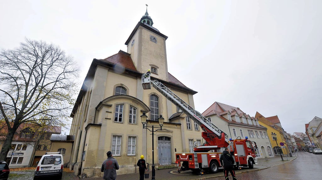 Der Feuerwehreinsatz an der Marien-Magdalenen-Kirche am Naumburger Marienplatz sorgt für Aufmerksamkeit.