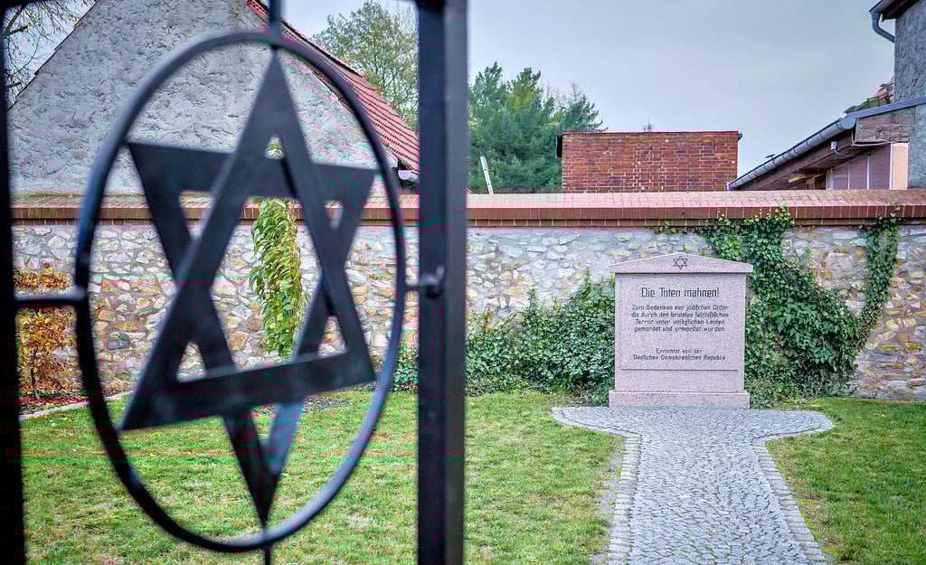 Der Jüdische Friedhof in Gommern wurde in der Nacht zum Montag geschändet. Die Schmiererein wurden umgehend von der Polizei entfernt.