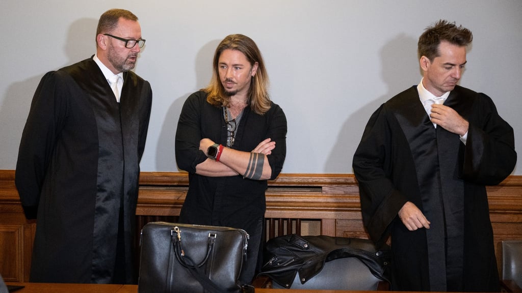 Gil Ofarim (M) steht im Saal des Landgerichts in Leipzig zwischen seinen Anwälten.