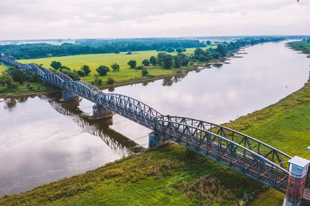 Landmarke – die alte Elbbrücke bei Barby. Vermutlich müsste sie einem Neubau weichen, wenn die Bahnstrecke nach Güterglück reaktiviert würde.