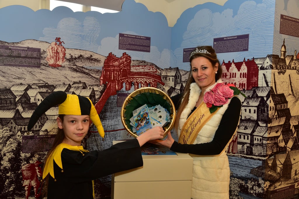 Bernburgs Rosenkönigin Mona I. und Kinder-Eulenspiegel Finley Königsberg haben die Gewinner der Eulenspiegel-Erlebnistour gezogen.
