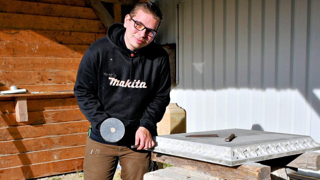 Wenn Henning Voigt nicht auf der Baustelle ist, arbeitet er in seinem Ausbildungsbetrieb auch an Übungsstücken wie diesen Sandsteinobjekten.