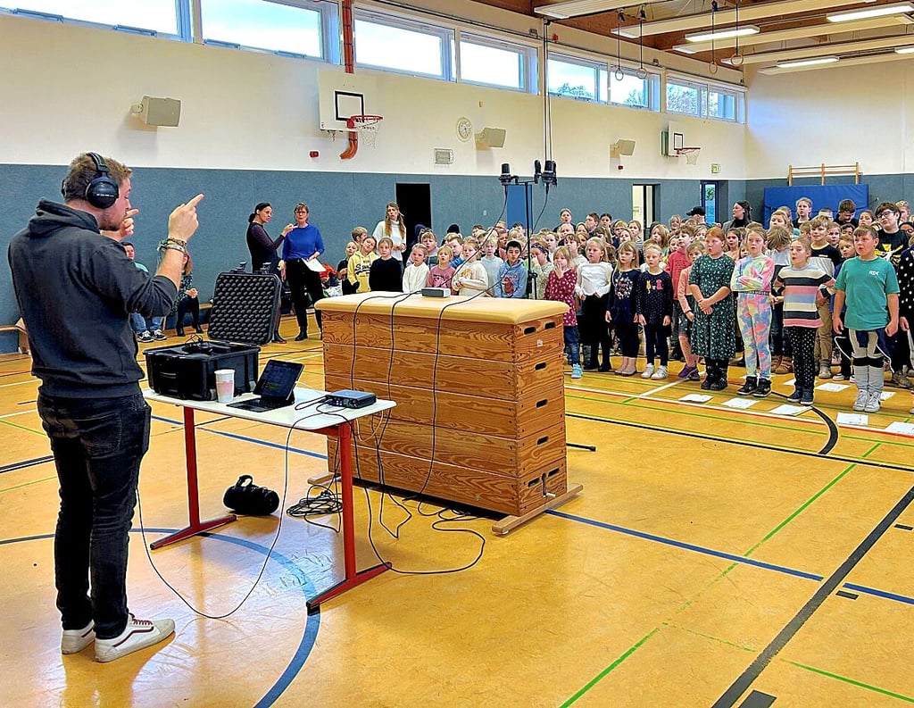 In der Sporthalle der Grundschule nehmen die Magdeburger Schüler den Song auf.