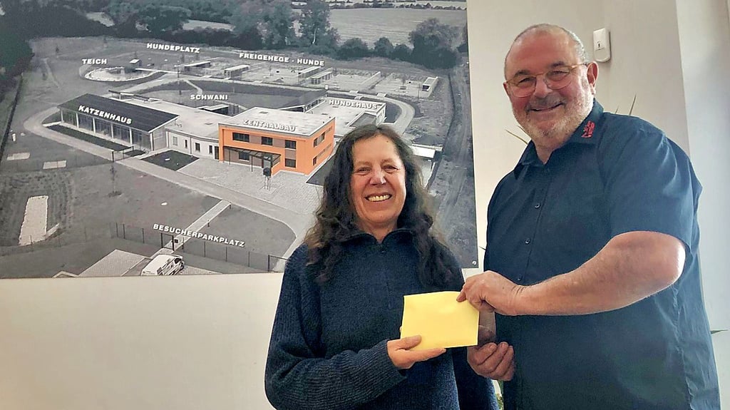 Eva-Maria Bauer freut sich riesig über die Spende in Höhe von 2.200 Euro von Christian Bittner und bedankt sich im Namen der Tiere.