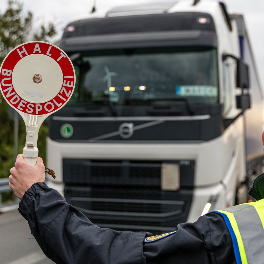 Auf einem Rastplatz der Autobahn 14 in der Nähe von Halle hat die Polizei zwei Somalier in einem verplombten LKW entdeckt.