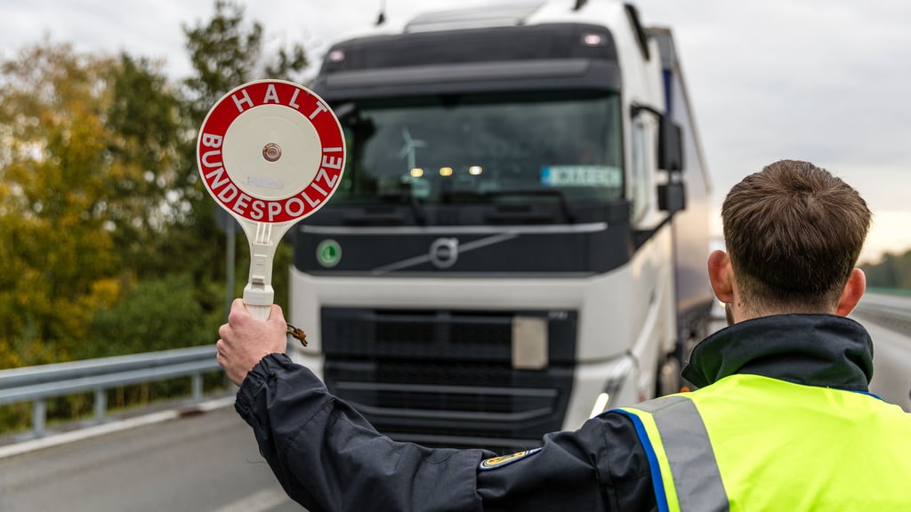 Auf einem Rastplatz der Autobahn 14 in der Nähe von Halle hat die Polizei zwei Somalier in einem verplombten LKW entdeckt.
