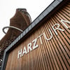 Nach jahrelangen Verzögerungen beim Bau wurde der Harzturm als neues Ausflugsziel am 2. November in Torfhaus eröffnet. Seitdem schränken Wind und Wetter die Öffnungszeiten immer wieder ein.