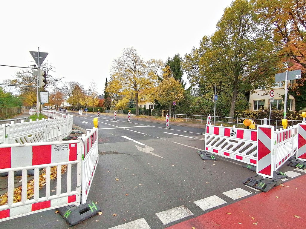 Die Einmündung Kühnauer/Ziebigker Straße ist halbseitig gesperrt. Einige Autofahrer sorgten selbst für freie Fahrt – und schoben die Baken weg.
