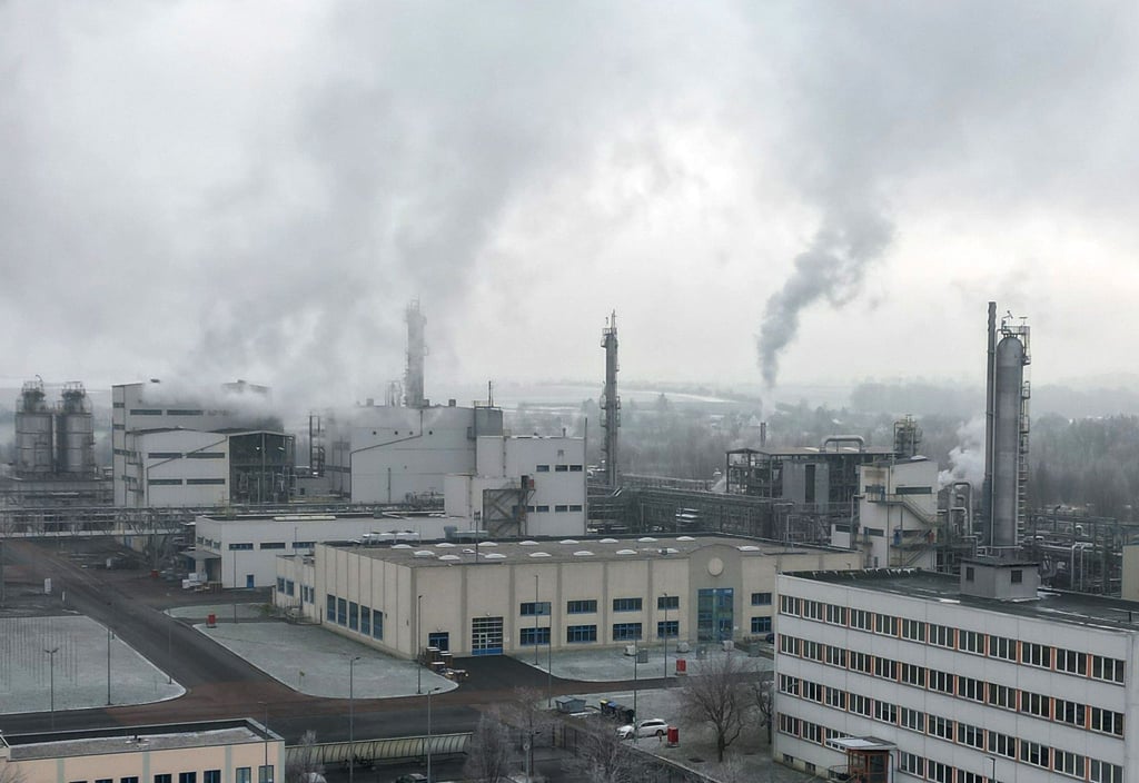 Werksanlagen stehen im Chemie- und Industriepark Zeitz.